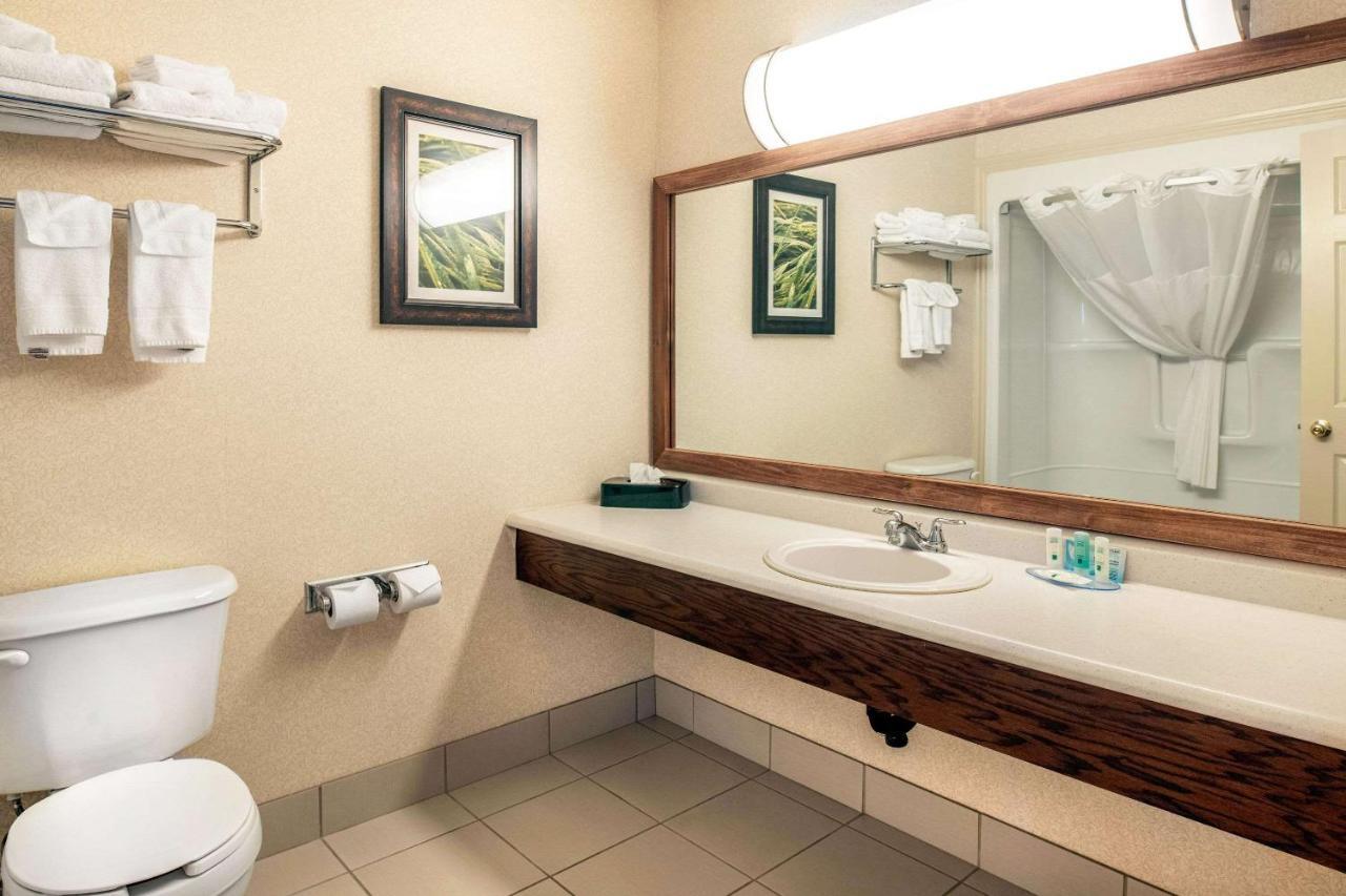 Quality Inn & Suites Cornwall Dış mekan fotoğraf